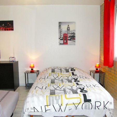 Une Petite Halte Apartment Calais Bagian luar foto
