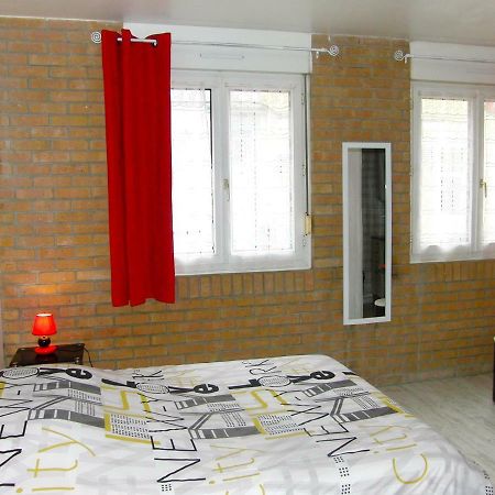 Une Petite Halte Apartment Calais Bagian luar foto