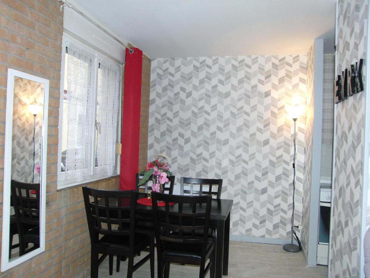 Une Petite Halte Apartment Calais Bagian luar foto