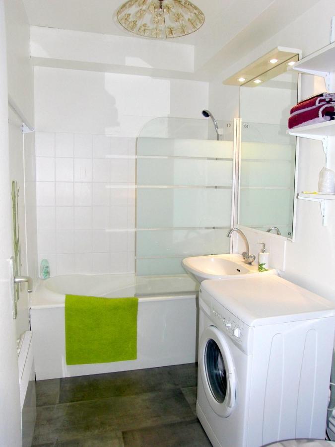 Une Petite Halte Apartment Calais Bagian luar foto