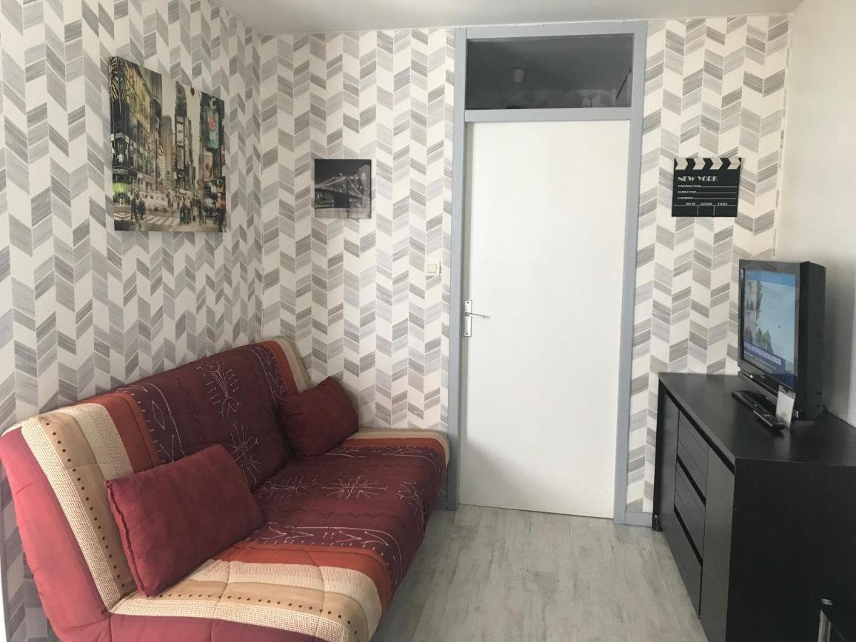Une Petite Halte Apartment Calais Bagian luar foto