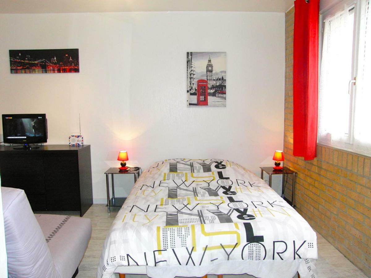Une Petite Halte Apartment Calais Bagian luar foto