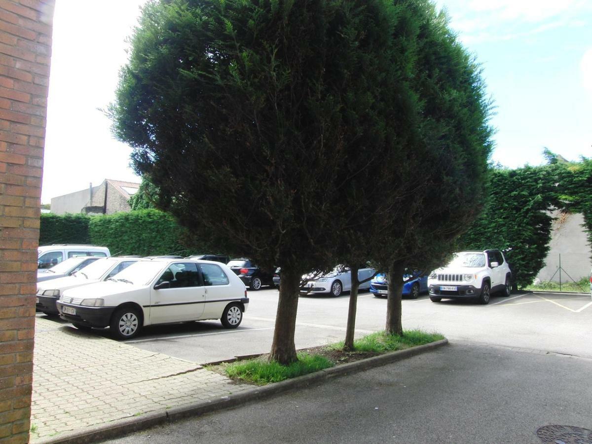 Une Petite Halte Apartment Calais Bagian luar foto